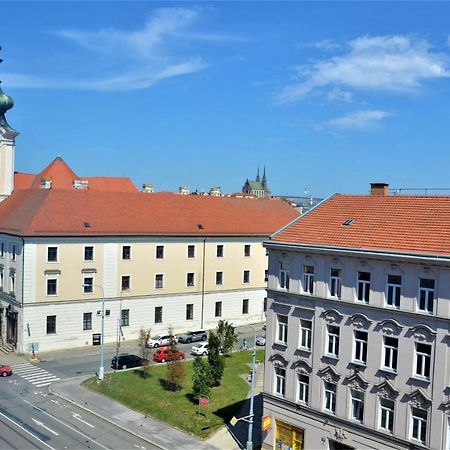 New Apartment With Garage Parking Brno Esterno foto