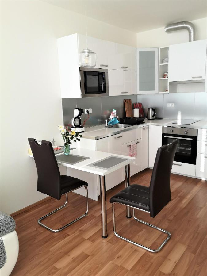 New Apartment With Garage Parking Brno Esterno foto